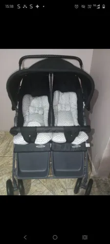 Carrinho duplo de bebê