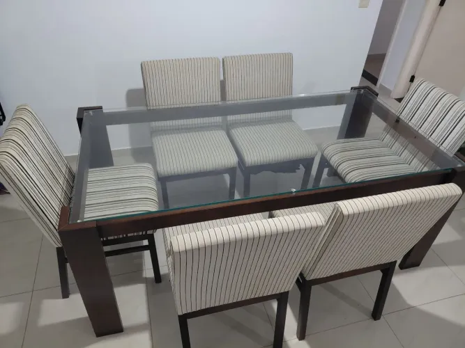 Mesa de vidro e 6 cadeiras