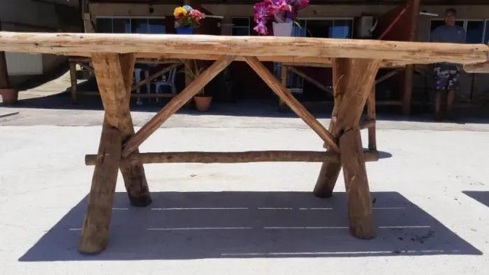 Mesa em madeira rustica.