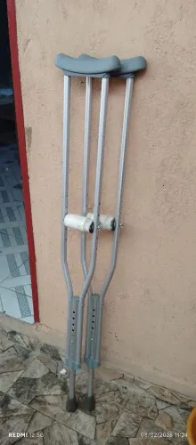 R$ 100,00, sem entrega, Par de muletas com altura ajustável.
