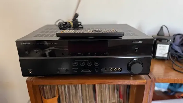 RECEIVER YAMAHA RX-V467 COM CONTROLE REMOTO.