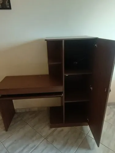 Mesa de escritório (escrivaninha) com armário e prateleiras - multifuncional