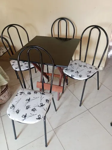 mesa de mármore com as 4 cadeiras