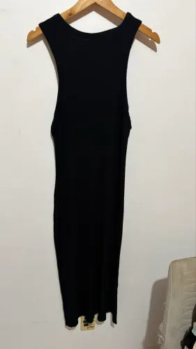 Vestido preto básico com fenda na perna G