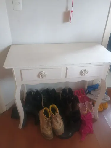 Aparador branco com gavetas rosa
