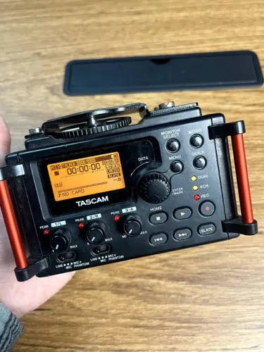 Gravador de áudio portátil de 4 canais Tascam DR-60D MkII