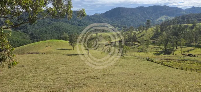 Área de 20.000 m² próxima à represa em Piracaia