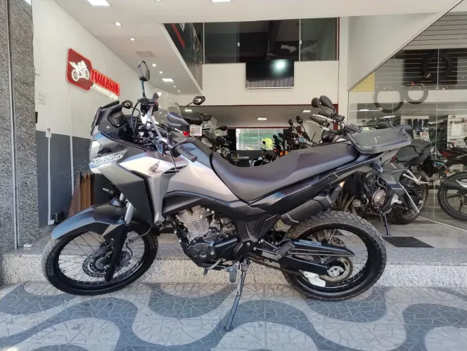 Honda/XRE300 Sahara, 2024/2024, troco por moto.