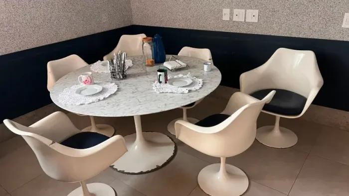 Mesa redonda estilo tulipa tampo em mármore c/ 6 cad giratórias e assento azul marinho