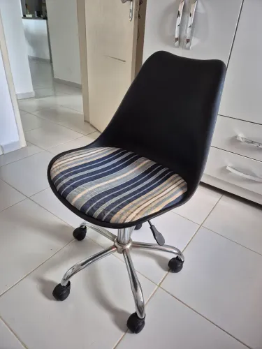 Cadeira de rodinhas Eames