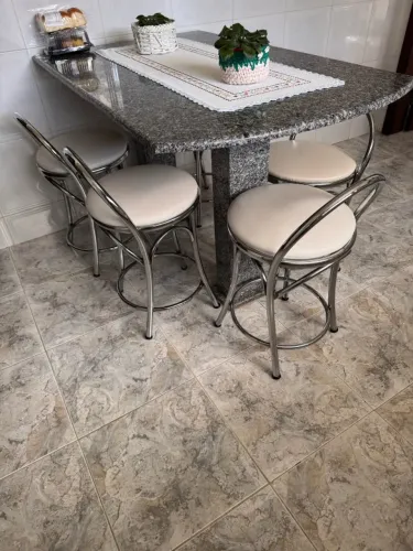 BANQUETAS BAIXAS COM ASSENTO BRANCO