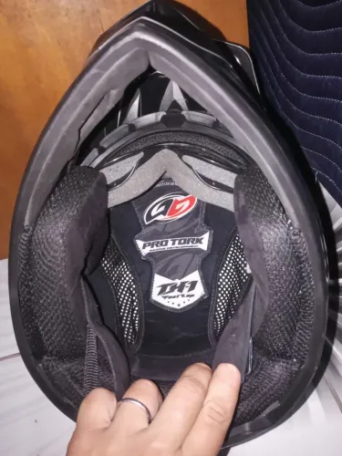 Vendo Capacete completo com óculos de proteção 450 reais