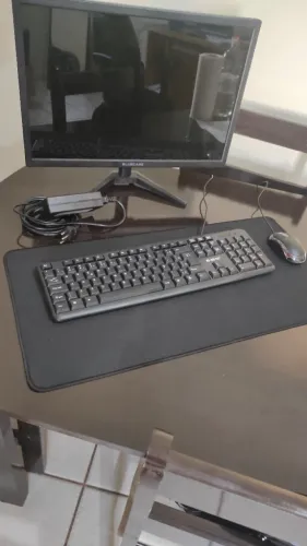 Monitor com mouse, teclado e mousepad