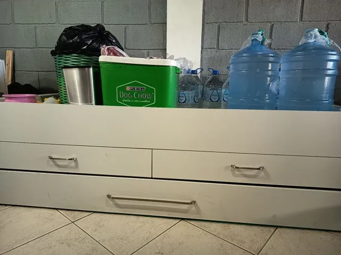 Cama solteiro com várias gavetas