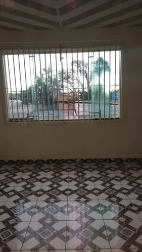 Aluga-se Ampla Casa de Três Quartos Próximo a Augusto Montenegro.