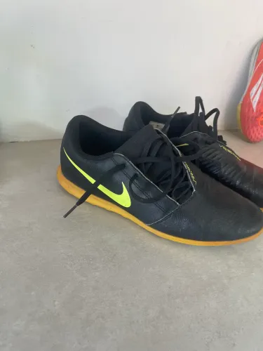 Chuteira Society Nike Phantom Venom Club