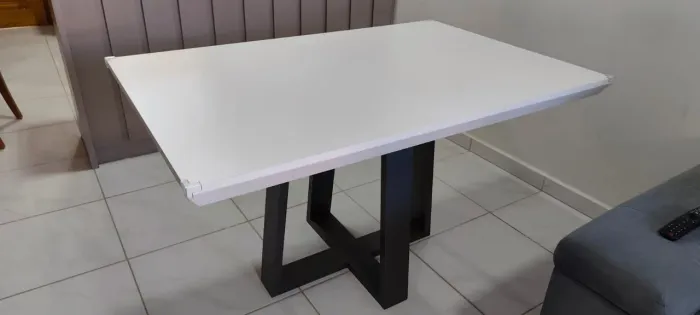 Mesa : 1,40 x 0,90 x 79 altura