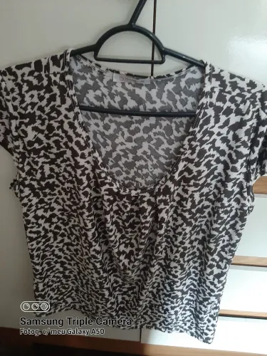 Blusa creme e preta de seda nova