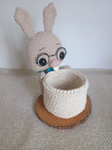 Coelho com cesta em amigurumi/ crochê 