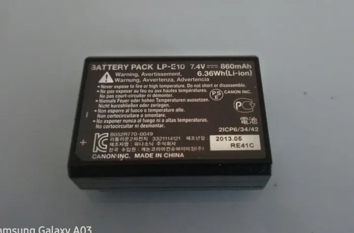 bateria recarregável Canon LP-E10.<br>Esta bateria de íons de lítio possui as seguintes