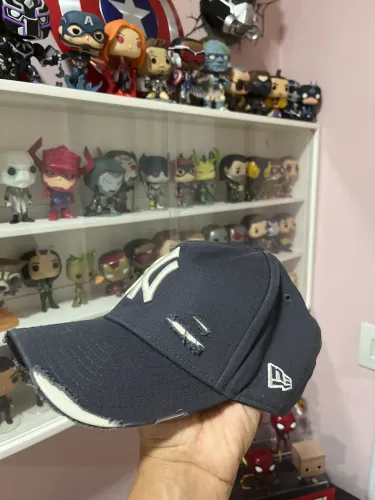 Boné New Era destroyer cinza escuro com branco