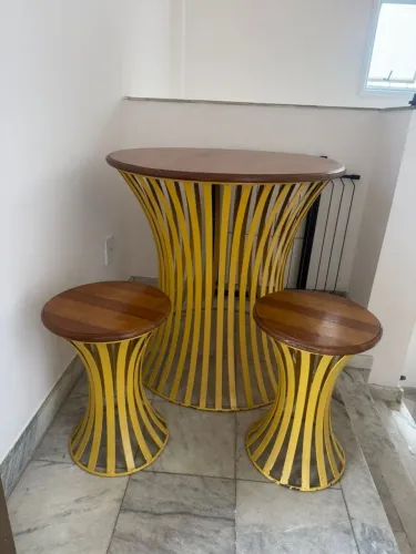 Conjunto Mesa Redonda de Madeira Maciça e com 4 bancos