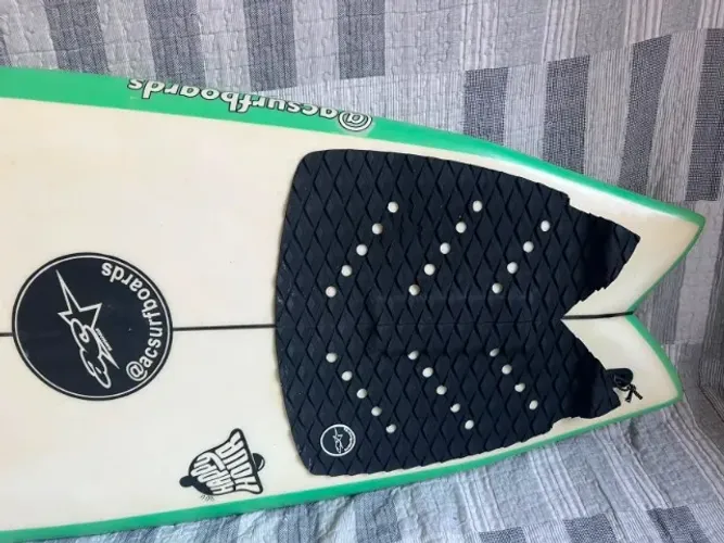 Prancha de Surf AC Surfboards Happy Hour - Epóxi | 37L | Quadriquilha + Kit Completo