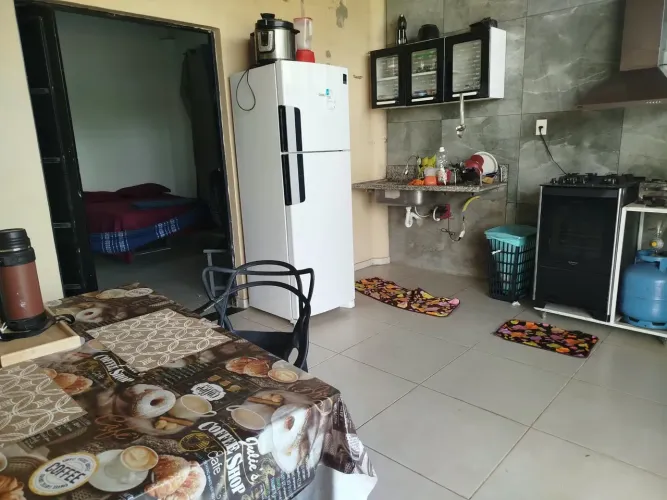 Apartamento mobiliado para solteiro sem filhos e sem animais, não tem garagem.
