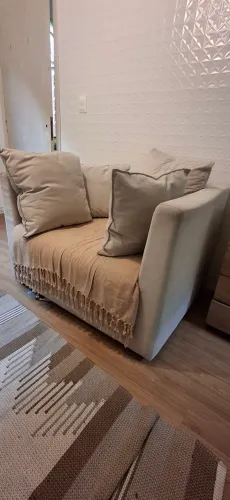 Sofá tecido suede de 2 lugares. Com rodas e base giratoria, 4 almofadas.