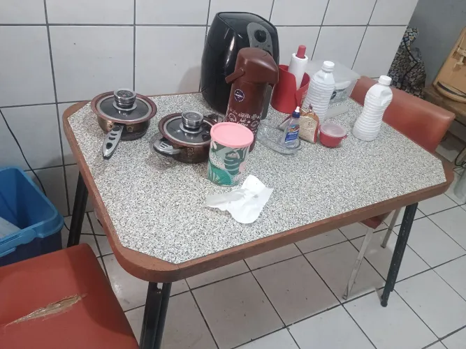 VENDO MESA COM TRES CADEIRAS DOBRAVEIS USADA
