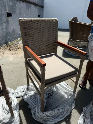 Cadeiras em corda náutica com braço em madeira, resistente a sol e chuva + estofados