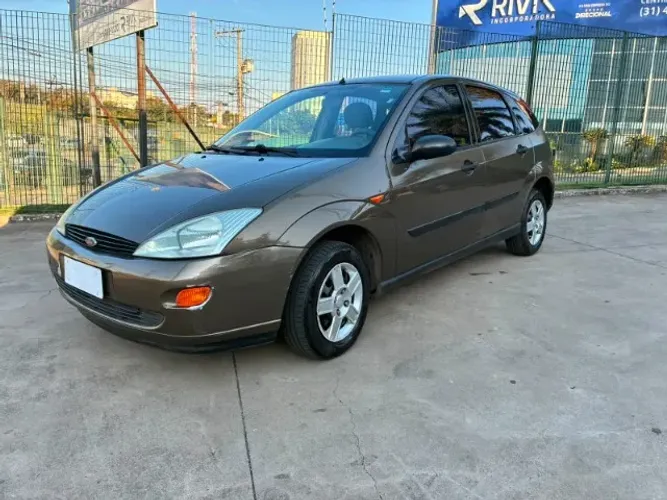 Ford Focus 1.8 16V 5P 2002