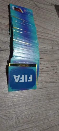 Vendo 150 figurinhas novas e originais da copa de 2022