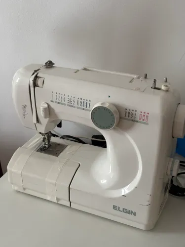 Máquina de costura Elgin