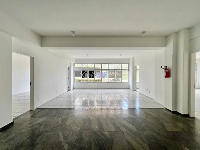 Sala comercial com 460m² e mezanino no Centro de Florianópolis