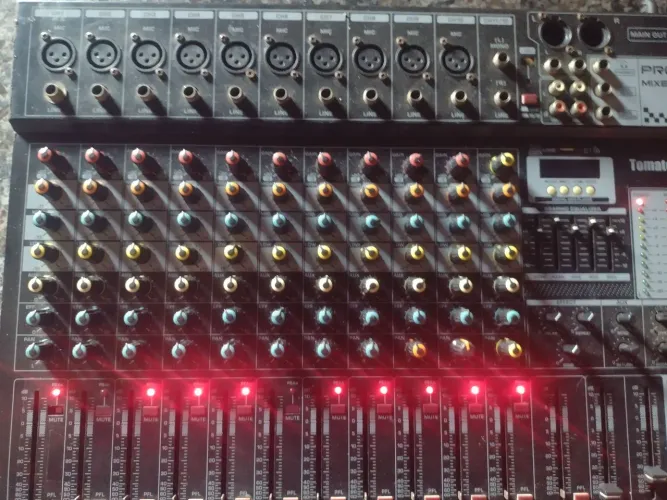Mesa de som precisa de reparo