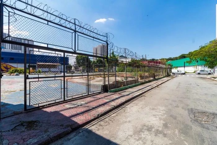 Terreno na Avenida Inajar de Souza, 3817 1870 m²