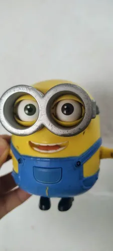 Boneco Minions mexe olhos e boca