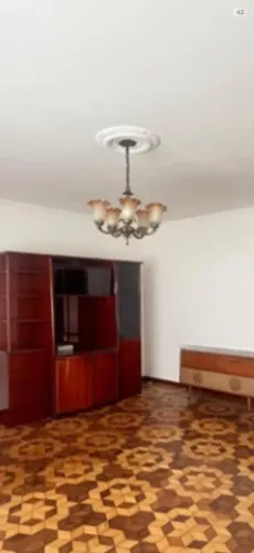 Lustre bronze antigo com cúpulas em forma de tulipas de vidro ornamentado.