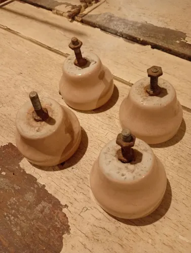 Jogo 4 pés de porcelana (louça) para geladeira antiga, anos 50 e60