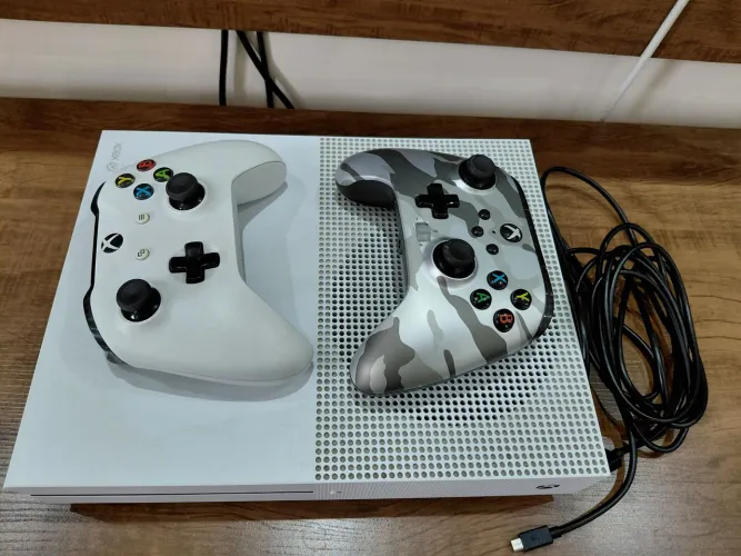 Videogame Xbox One S Novo - 2 controles e cabo