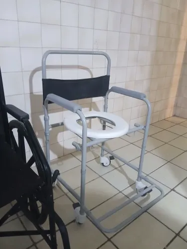 VENDO CADEIRA DE RODAS E CADEIRA DE BANHO