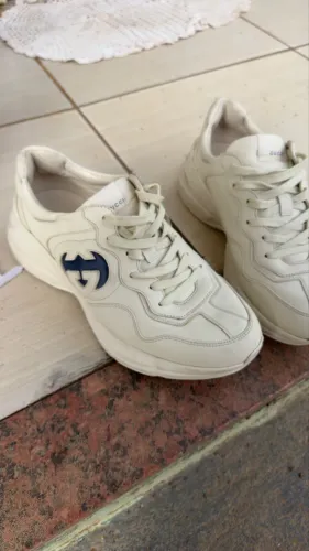 Tênis Gucci Rhyton em couro marfim