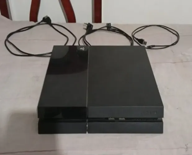 (PAROU DE FUNCIONAR) Playstation 4 com todos os cabos + 1 controle e base carregadora
