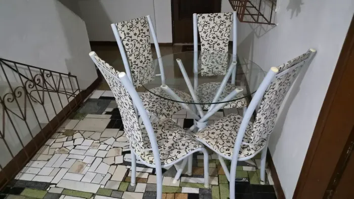 Mesa quatro cadeiras 150 reais