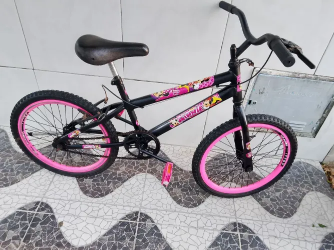 Bicicleta aro 20 semi nova completa pra menina de 6 a 9 anos
