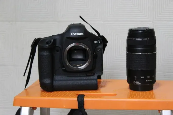 Kit Canon ID Mark III + Lente Canon 75300 + Carregador + Bateria + Flash Drive + Cartão