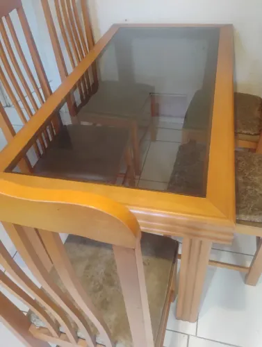 Vendo mesa usada com tampo de vidro com seis cadeiras 