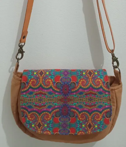 Bolsa tiracolo em camurça - SEMINOVA