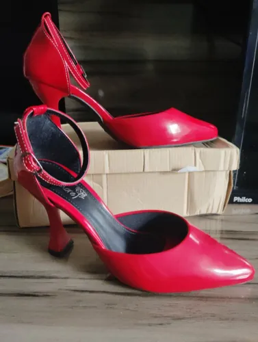 Sapato scarpin na cor vermelho, número 36 novo sem uso